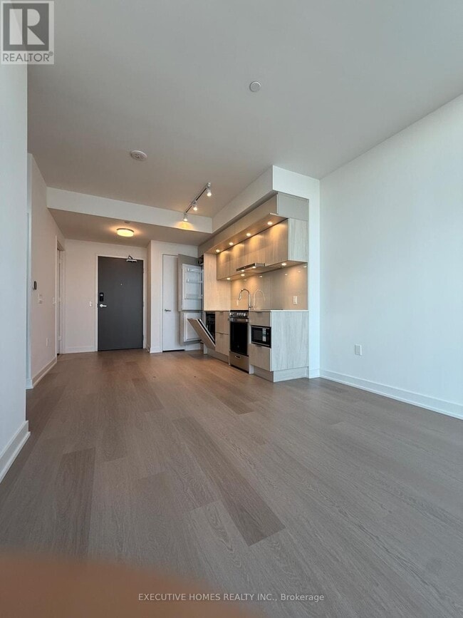 Building Photo - 448 Burnhamthorpe Rd W