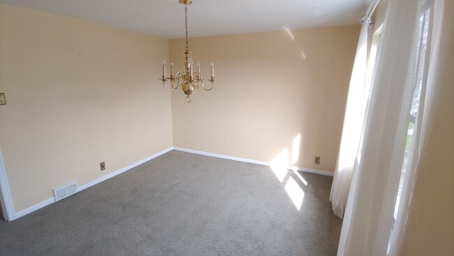 Building Photo - *Quiet & Cozy 3BD/1.5BA Cape Cod style hom...
