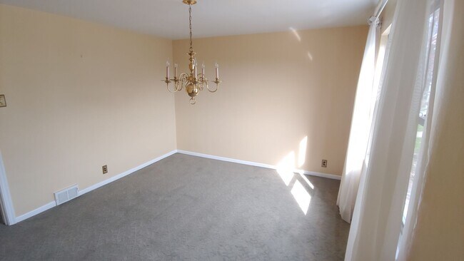 Foto del edificio - *Quiet & Cozy 3BD/1.5BA Cape Cod style hom...