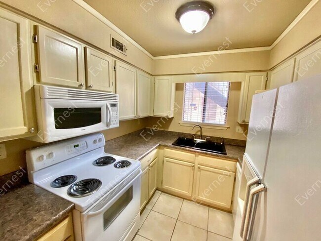 Foto del edificio - 12100 Rainwood Rd