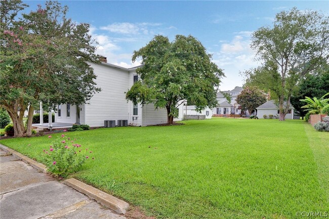 Building Photo - 419 1st St