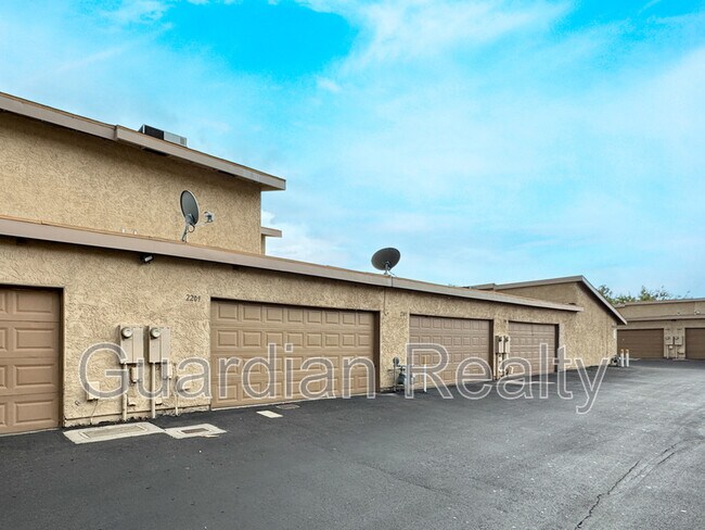 Foto del edificio - 2209 Tall Pine Dr