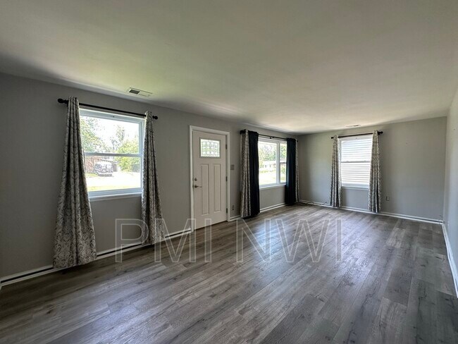 Building Photo - 8033 Maple Ave