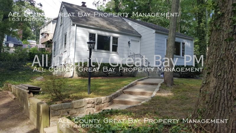 Primary Photo - Gorgeous Full House rental with BEACH rights!