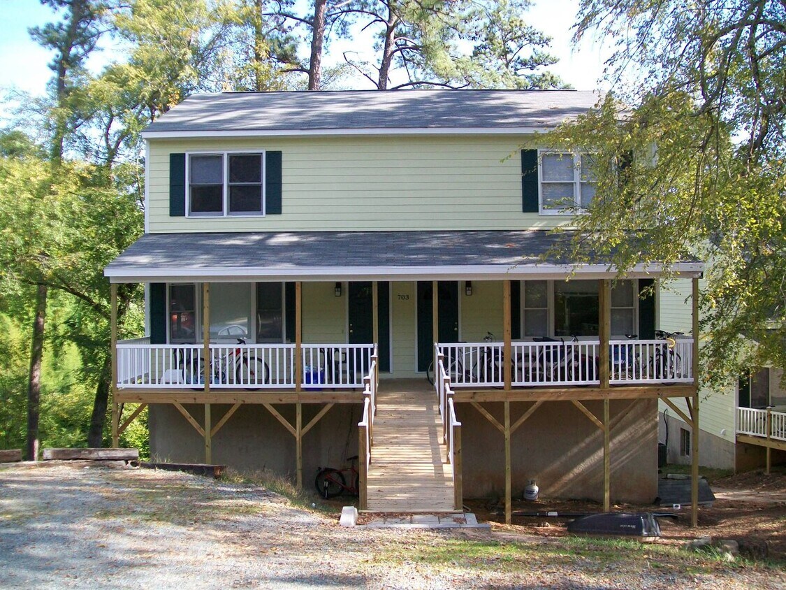 Primary Photo - Large updated 4br 3.5ba duplex w/ parking ...