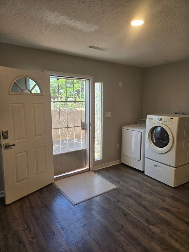 Building Photo - Remodeled 2 Bedroom 1 Bath 1 Car Garage with private courtyard in Nob Hill