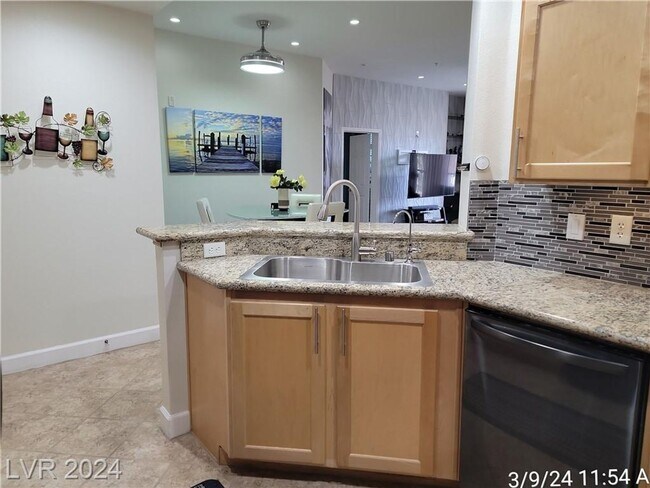 Foto del edificio - MIDRISE 2 BED, 2 BATH CONDO IN GUARD-GATED...