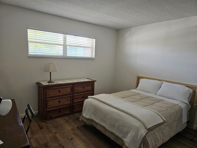 Foto del edificio - 9611 N Hollybrook Lake Dr
