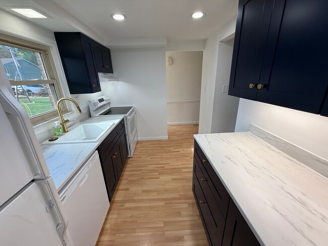 Building Photo - 111 Roberts Dr