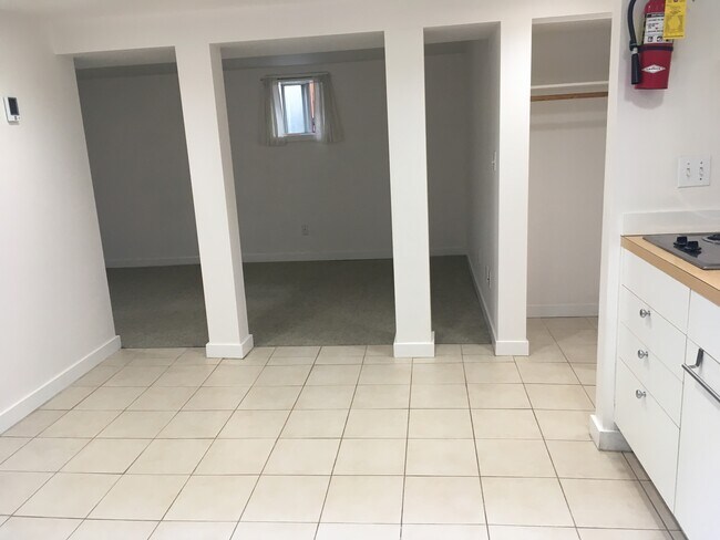 ¡La calefacción por suelo radiante en la cocina y el baño hace que los pies estén calentitos! - 216 W Boston St