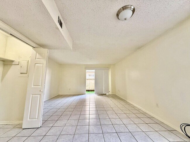 Foto del edificio - 1620 Newport Pl
