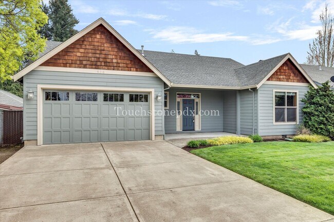 Foto del edificio - Spacious 3-bedroom Home in Downtown Canby