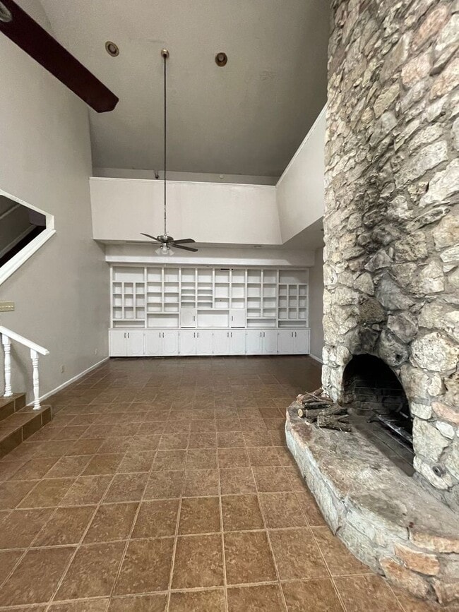 Building Photo - Spacious & Affordable Home for Lease on Go...