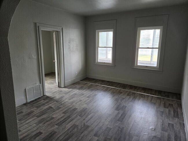 Foto del edificio - 635 E Division St
