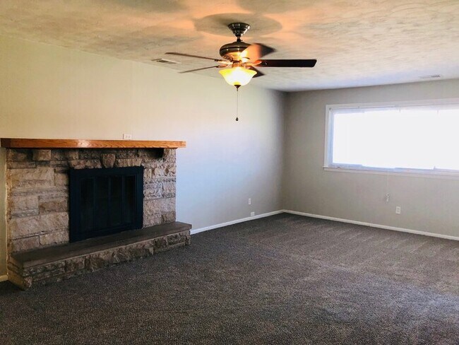 Building Photo - Newly Remodeled Home!