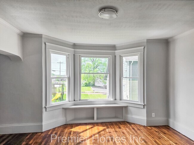 Foto del edificio - 3 Bed Home with Finished Attic & Hardwood Floors – $1,495/mo