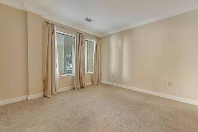 Foto del edificio - 303 Westlake Ct