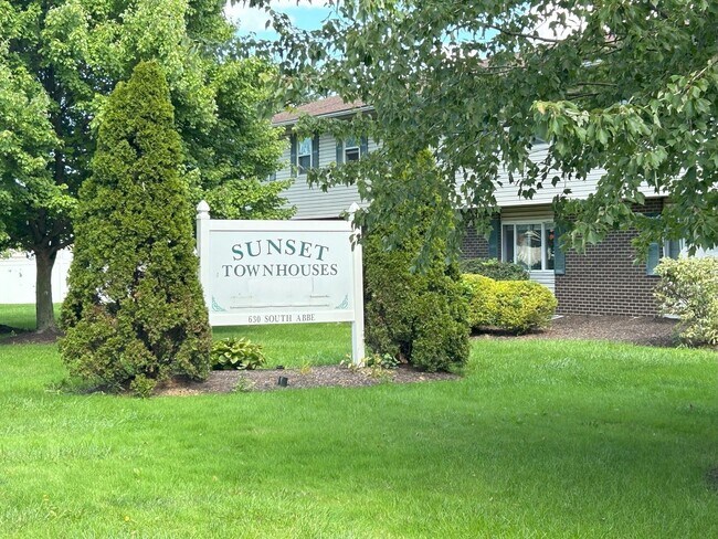 Foto del edificio - Elyria - updated 3 bed/1 bath townhouses for rent!