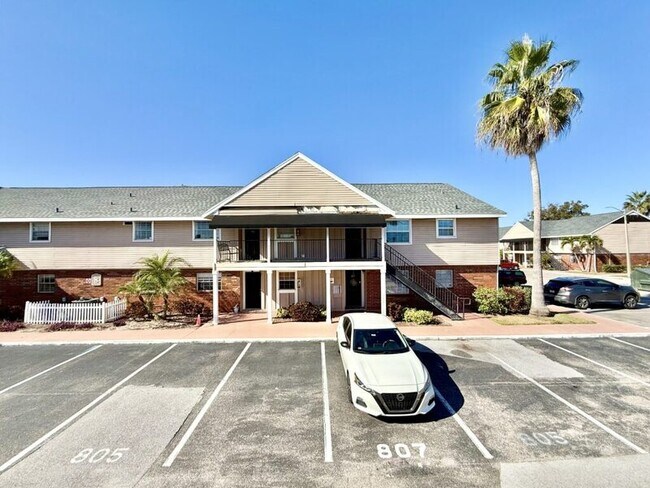 Foto del edificio - 200 Country Club Dr