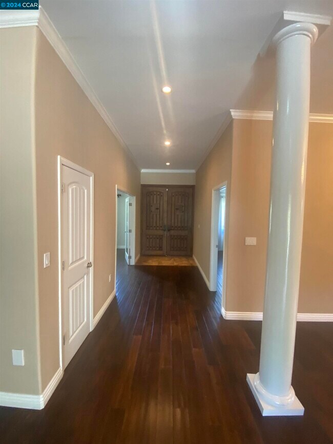 Foto del edificio - 2075 Trestle Glen Rd