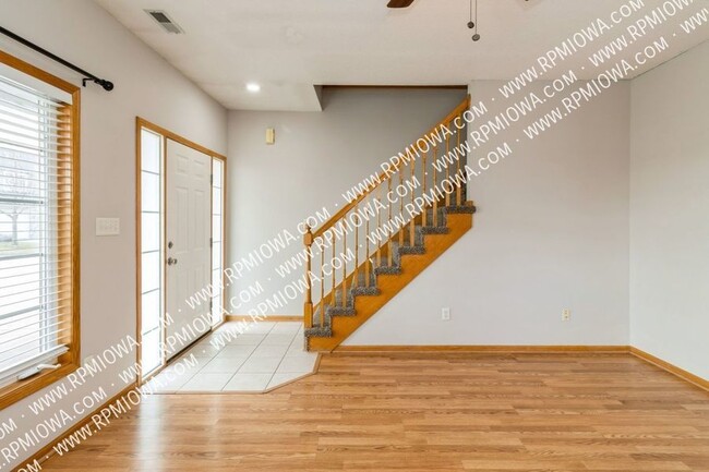 Building Photo - UPDATED TOWNHOME!! 2 Bed, 2.5 Bath Townhom...