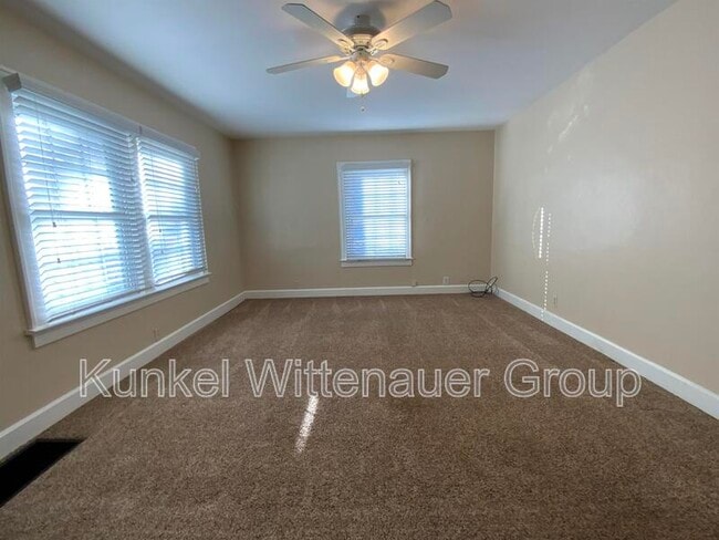 Building Photo - 407 W Van Buren St
