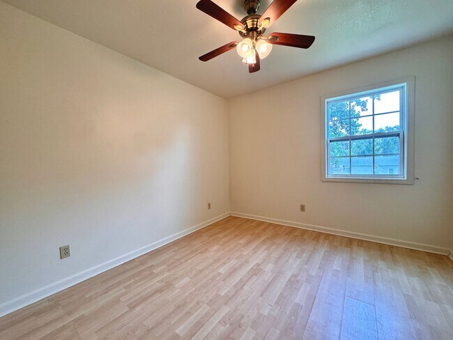 Foto del edificio - 2 Bedroom • 1.5 Bath • Townhouse Style Apa...