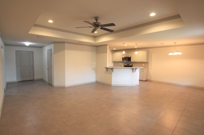 Building Photo - Beautiful 3 Bedroom 2 Bathroom Townhouse i...