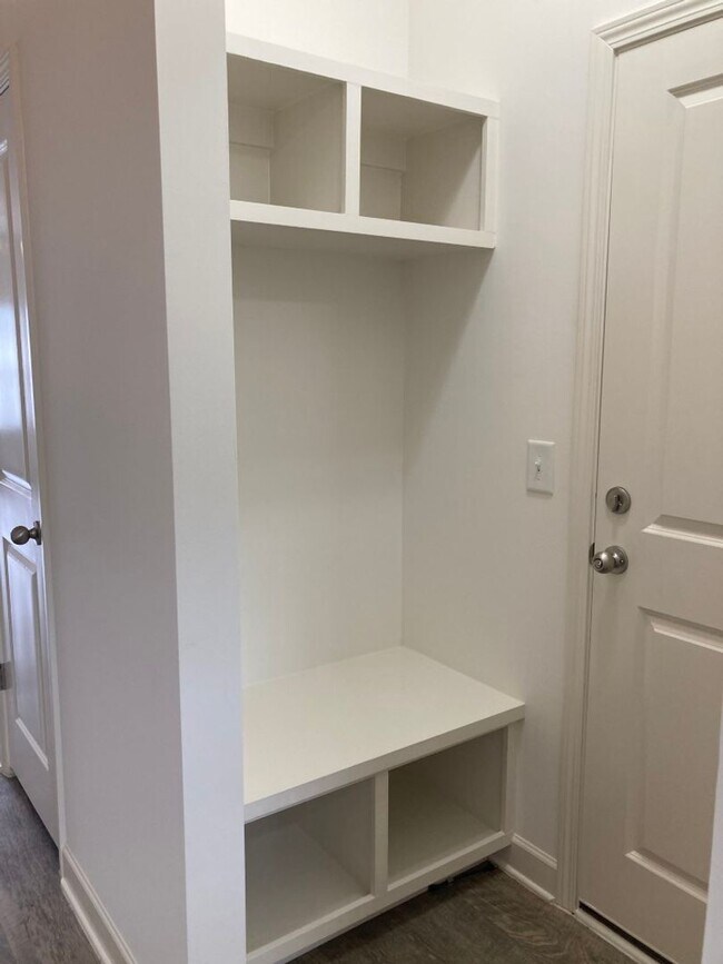 Foto del edificio - Spacious Townhome MOVE IN SPECIAL $400 OFF...