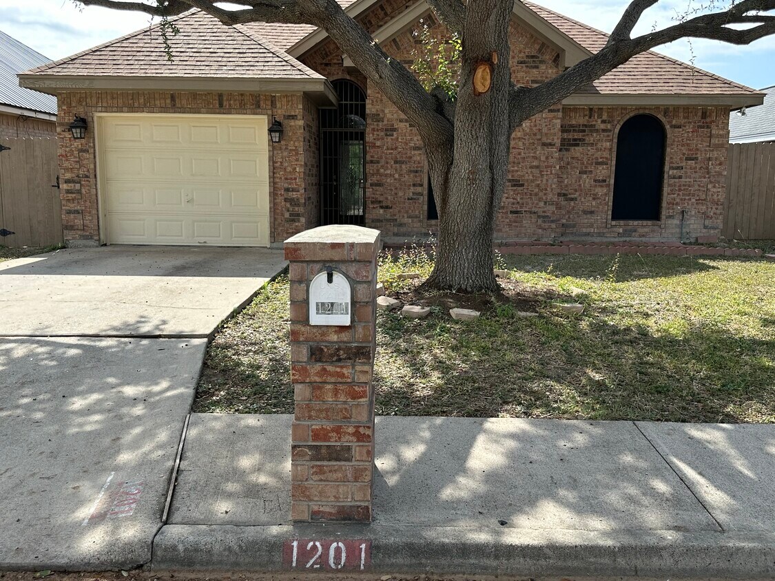Primary Photo - 1201 W Douglas St