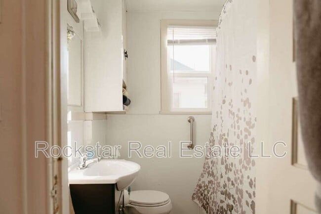 Building Photo - 1307 W Cleveland Ave