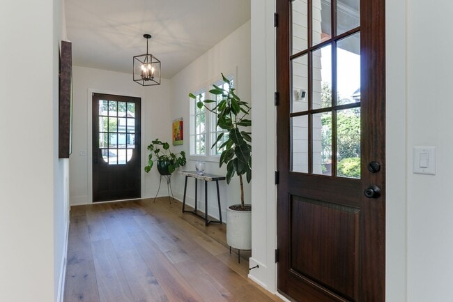 Building Photo - Extrordinary 4BD, 4.5BA Raleigh Home in an...