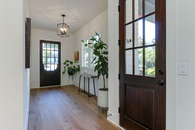 Foto del edificio - Extrordinary 4BD, 4.5BA Raleigh Home in an...