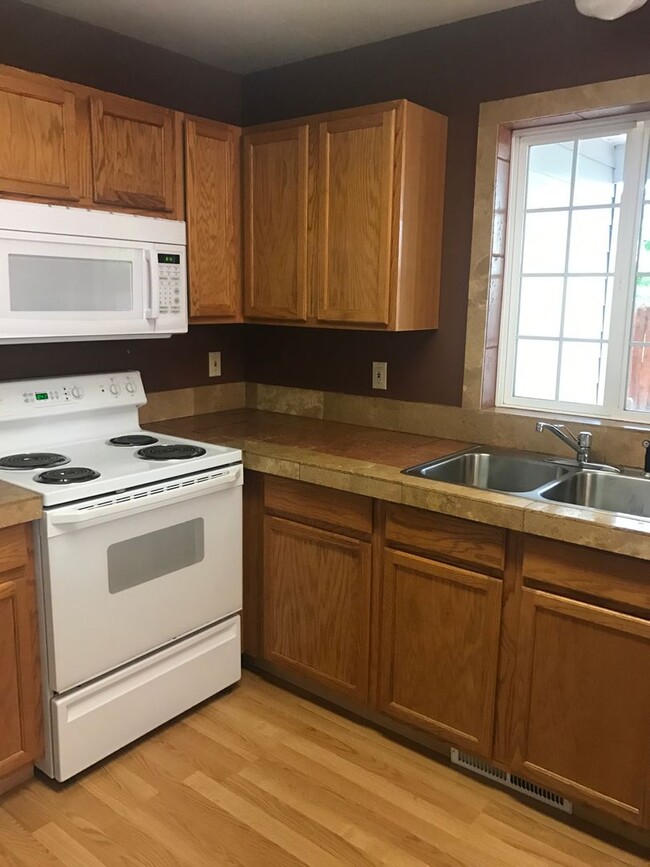 Building Photo - Conveniently located Townhome