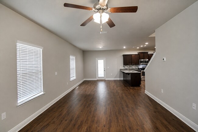 Foto del edificio - Spacious Pace Home Featuring 4 Bedrooms, 3.5 Baths, Two Living Areas & First-Floor Primary Suite ...
