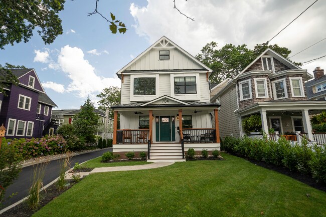 Building Photo - 704 4th Ave