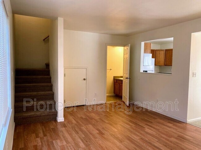 Foto del edificio - 1914 SE Douglas Ave