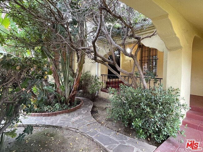 Building Photo - 203 N Doheny Dr