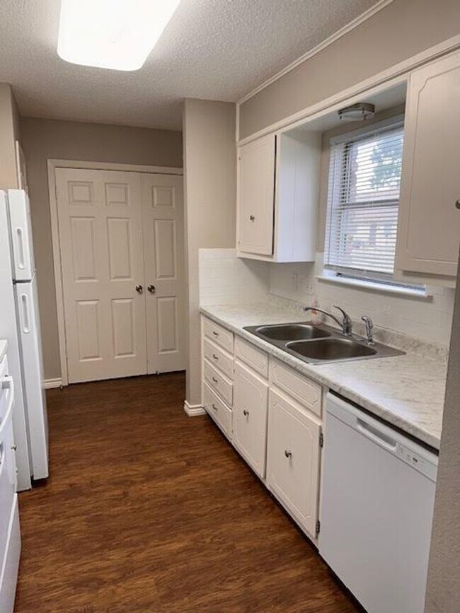 Foto del edificio - 111 Lindenwood Ln W