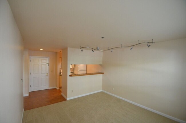 Building Photo - Ambassador II - 1BR Condo - Great Location...