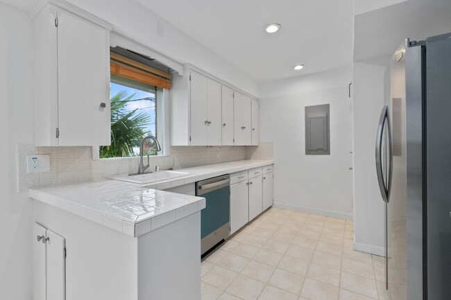 Building Photo - 4 Bd / 2 Ba Seattle Home
