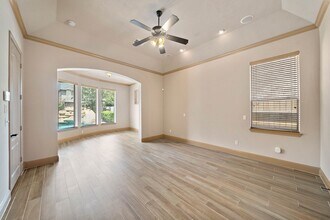 Building Photo - 10015 Cinco Ridge Dr