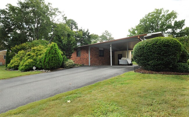 Building Photo - 5951 Fairlee Rd
