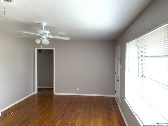 Building Photo - 3 Bed 2 Bath located in Sunset Hills Subdi...