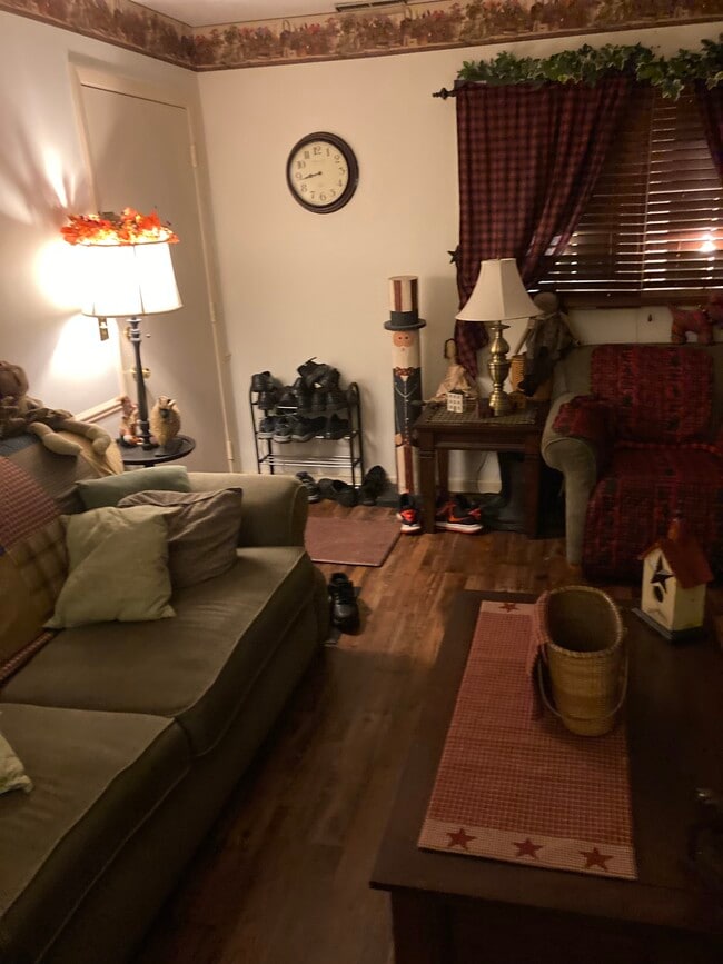 Building Photo - 821 1/2 Red Oak Trail