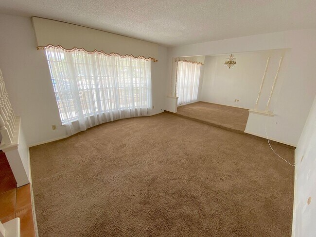 Building Photo - Mountain Park 5bed/3bath with Pool and Views!