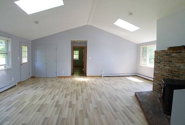 Building Photo - 694 Warren Stein Rd