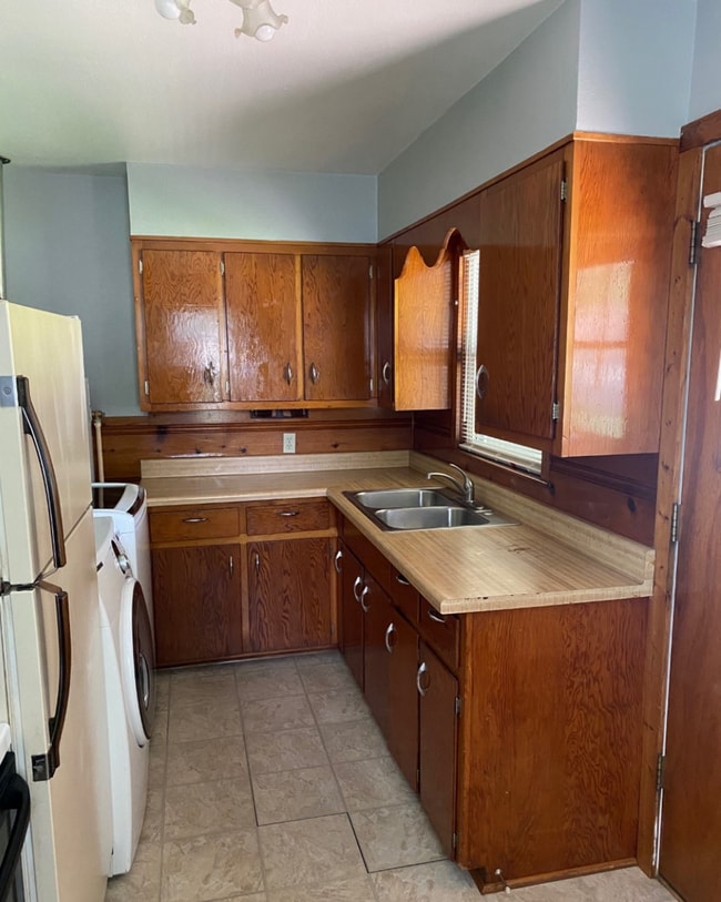 Building Photo - Welcome Home! 2 Bedroom 1 Bathroom House w...