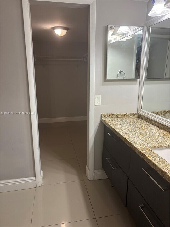 Foto del edificio - 400 Commodore Dr