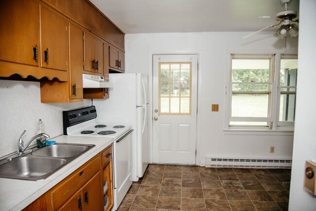 Building Photo - 1077 Donegal Springs Rd